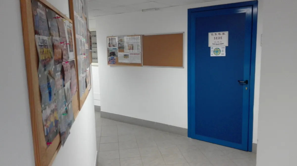 Corridoio e porta d&rsquo;ingresso della sede OSGB all&rsquo;oratorio